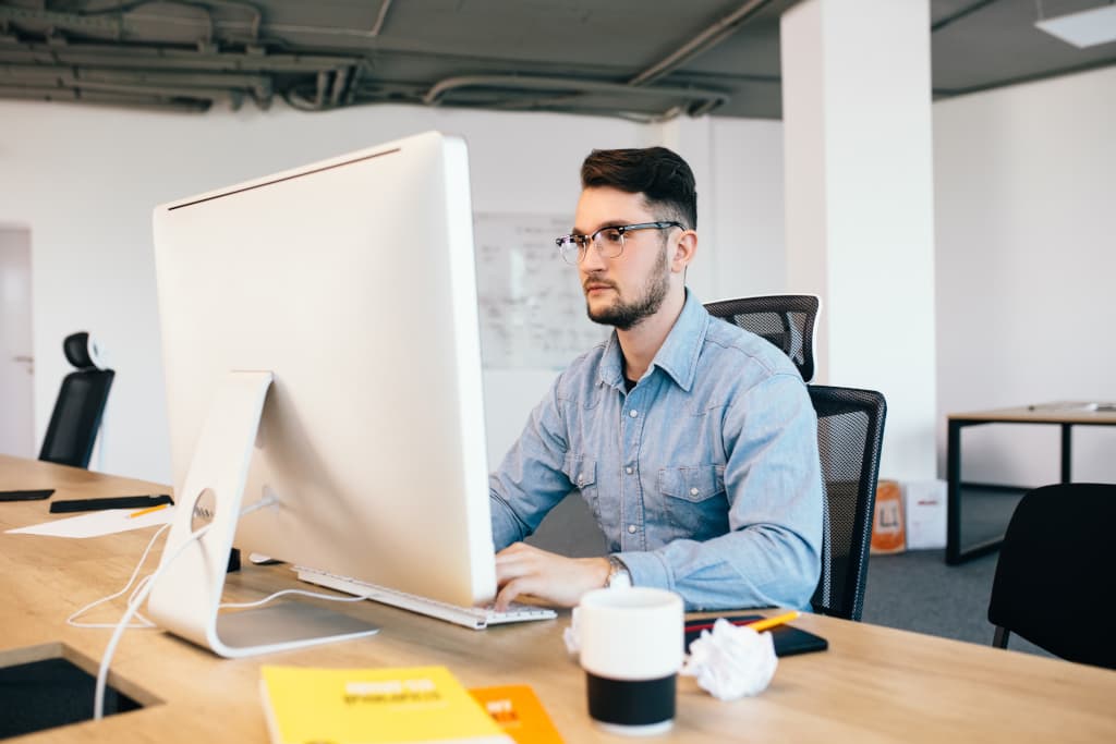 Estudiante de informática trabajando en un ordenador