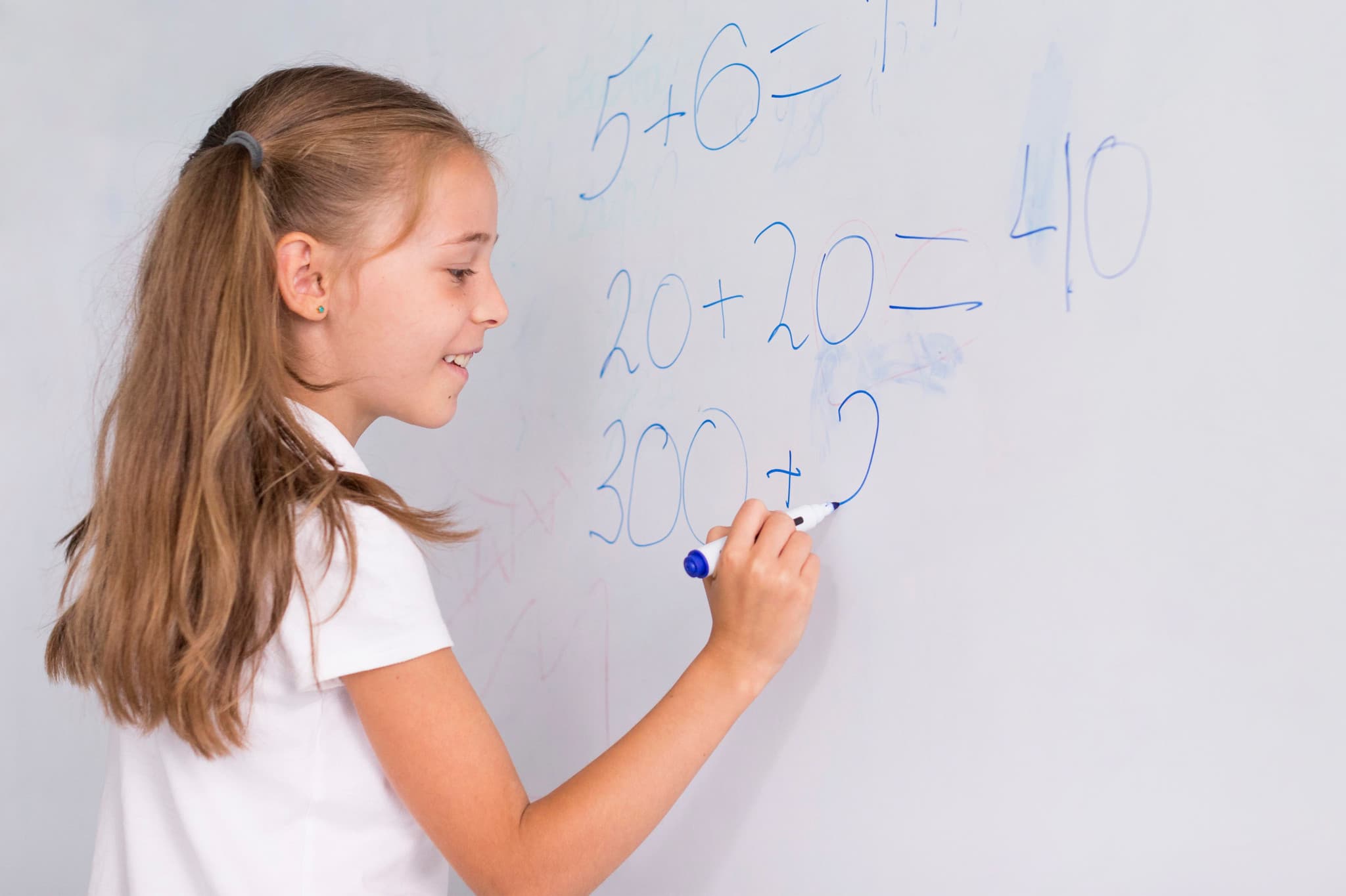 niña aprendiendo tablas de multiplicar