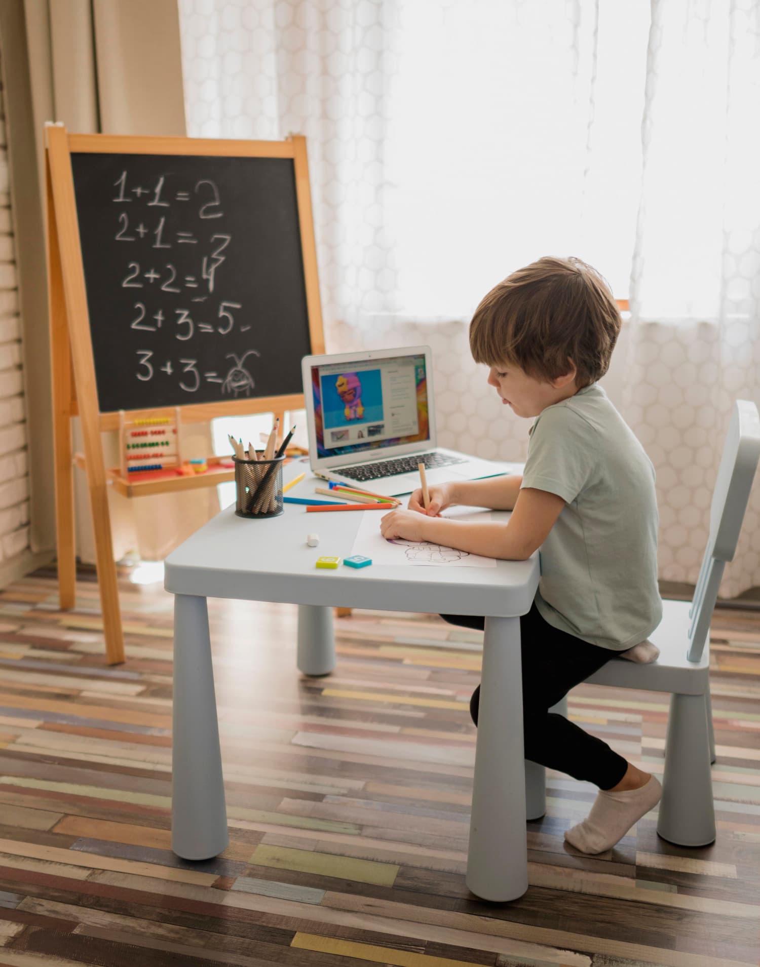 niño practicando matemáticas
